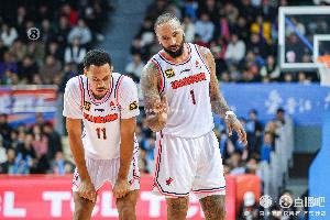 直播吧更新：广东队决定重新注册吉伦沃特 替换贝兹利